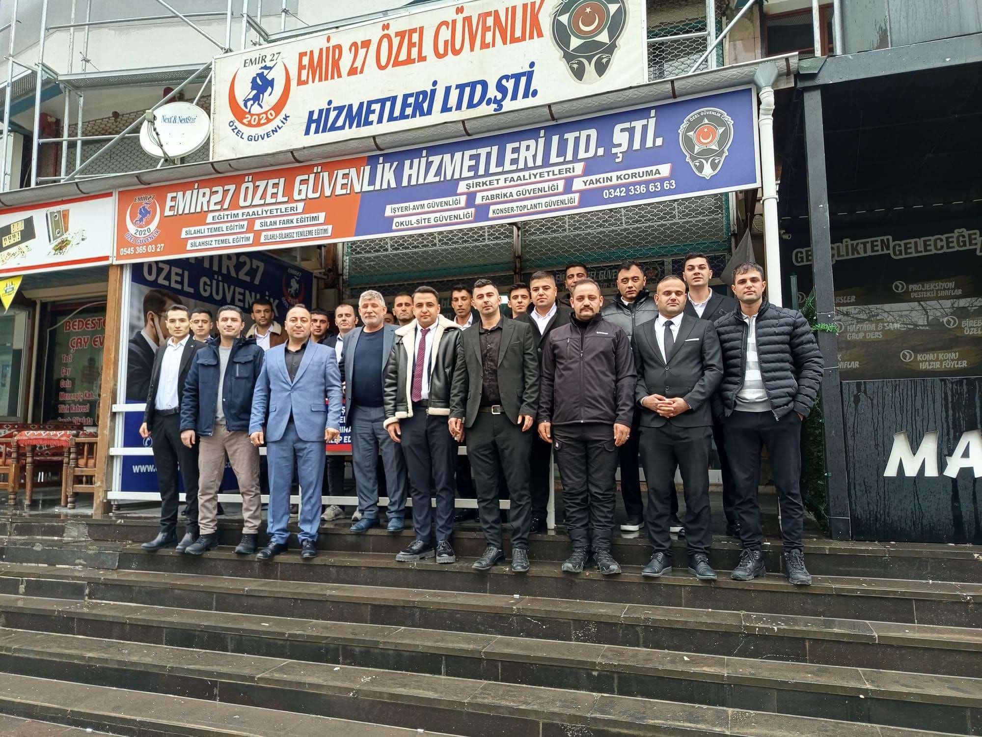Emir 27 Özel Güvenlik kurum merkezi önünde ekip fotoğrafı